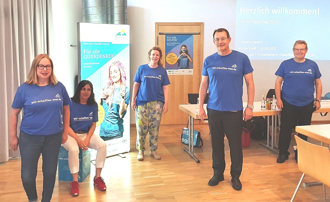 Gruppenbild von Personen in blauen Helfer-T-Shirts  | © MRN GmbH