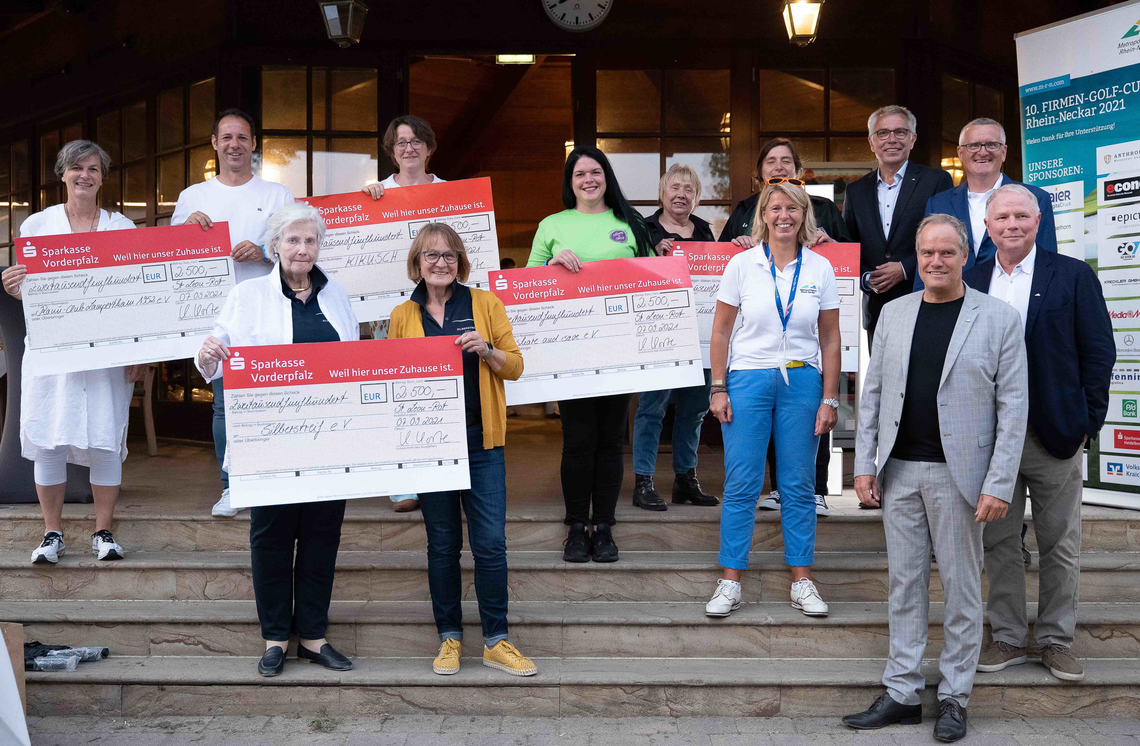 Glückliche Gesichter nach dem 10. ZMRN Firmen-Golf-Cup: 15.000 Euro kommen Organisationen aus der Region zugute | © ZMRN e.V.