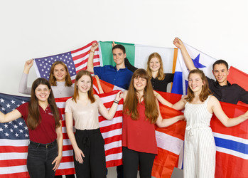 die Austauschschüler halten die Flaggen ihres Austauschlandes in die Höhe | © Rhein-Neckar