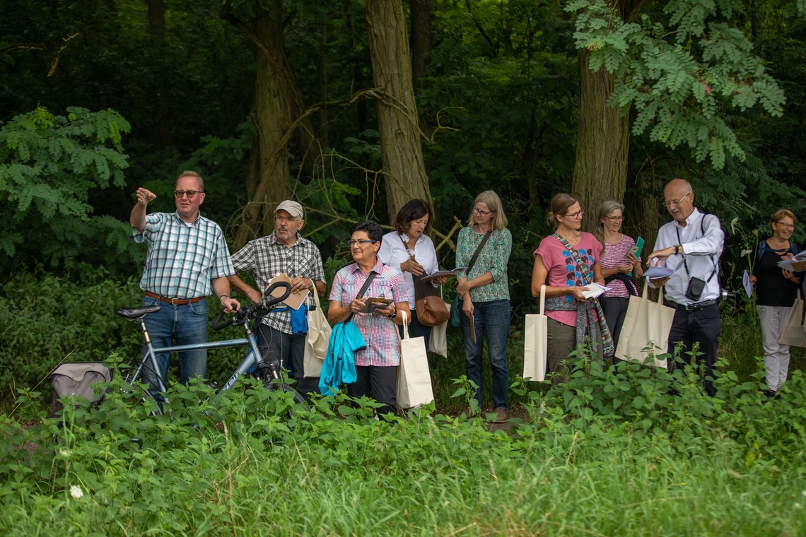 Menschen im Wald, unterhalten sich und zeigen auf etwas | © Arthur Bauer