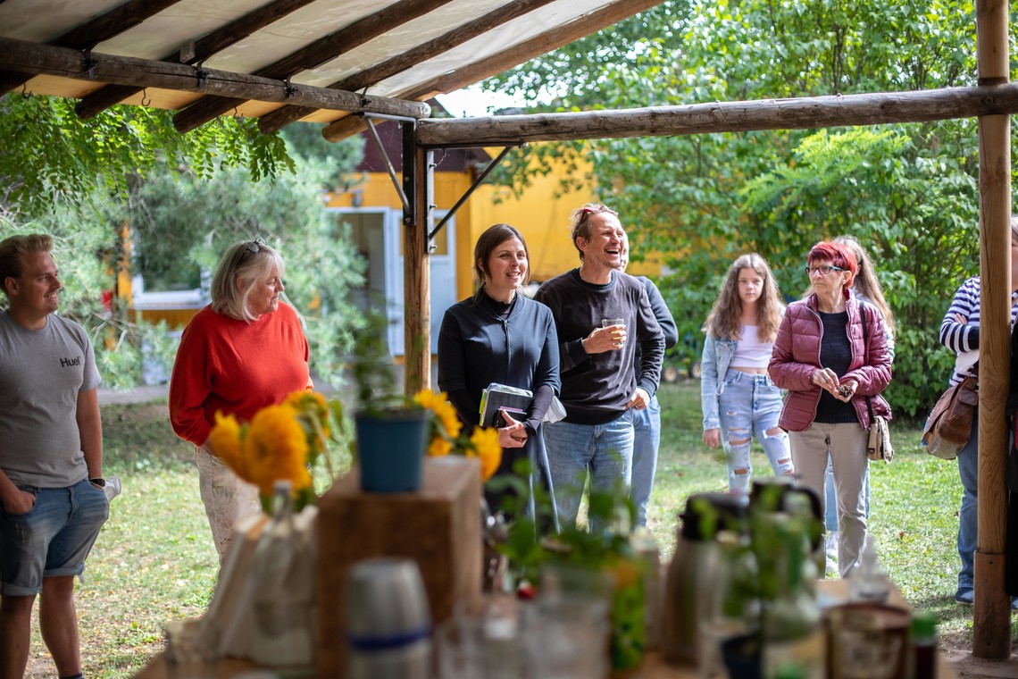 Menschen stehen im Kreis und sprechen | © Arthur Bauer