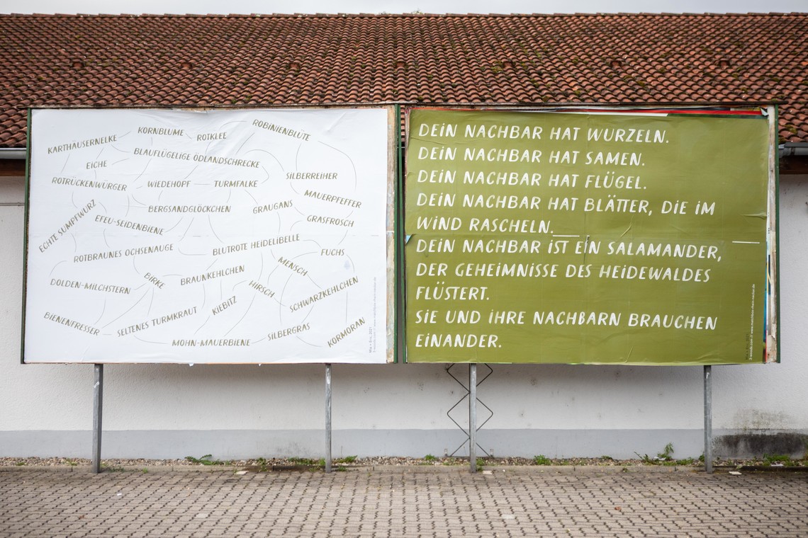 Zwei Großplakate mit Schrift, die u.a. besagt: "Dein Nachbar hat Wurzeln" | © © Arthur Bauer