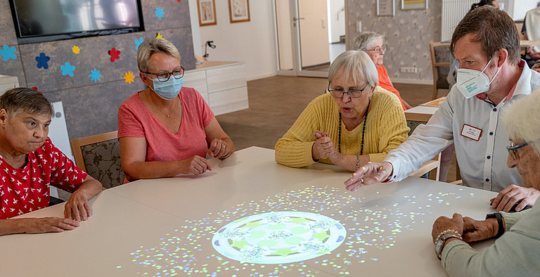 Senioren mit interaktiver Tovertafel | © DHS