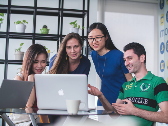 Gruppe Jugendlicher vor einem Computer | © Unsplash