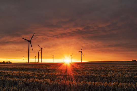 Windkraftanlage im Sonnenuntergang | © Karsten Würth - Unsplash