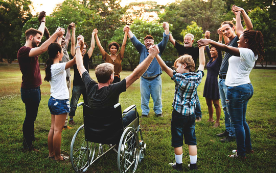 Gruppe von Menschen im Kreis hält sich an den Händen | © istock.com