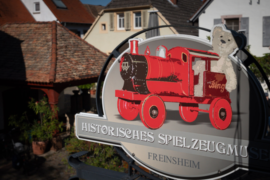 Emailleschild Spielzeugmuseum in Altstadt | © Christian Buck