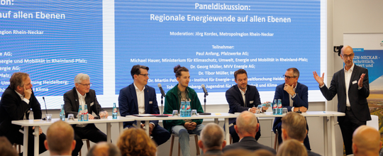 Personen an einem Podium stellen sich den Fragen des Publikums | © MRN GmbH / Hillnhütter