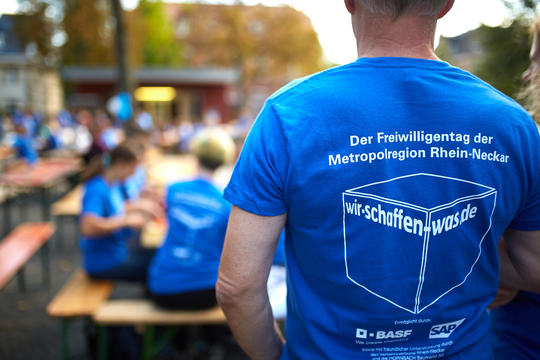 Das Bild von einem Mann im T-Shirt beim letzten Freiwilligentag MRN | © Rhein-Neckar