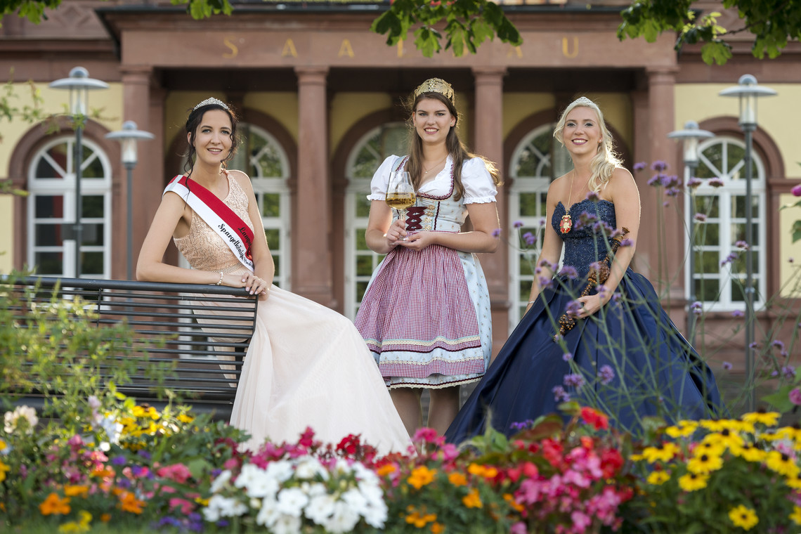 Repräsentieren das regionale Brauchtum: Spargelkönigin Christin I. (Lampertheim), Weinprinzessin Shirin I. (Neustadt/Lachen-Speyerdorf) und Blütenprinzessin Svenja I. (Weinheim) | © ZMRN e.V./Schwerdt