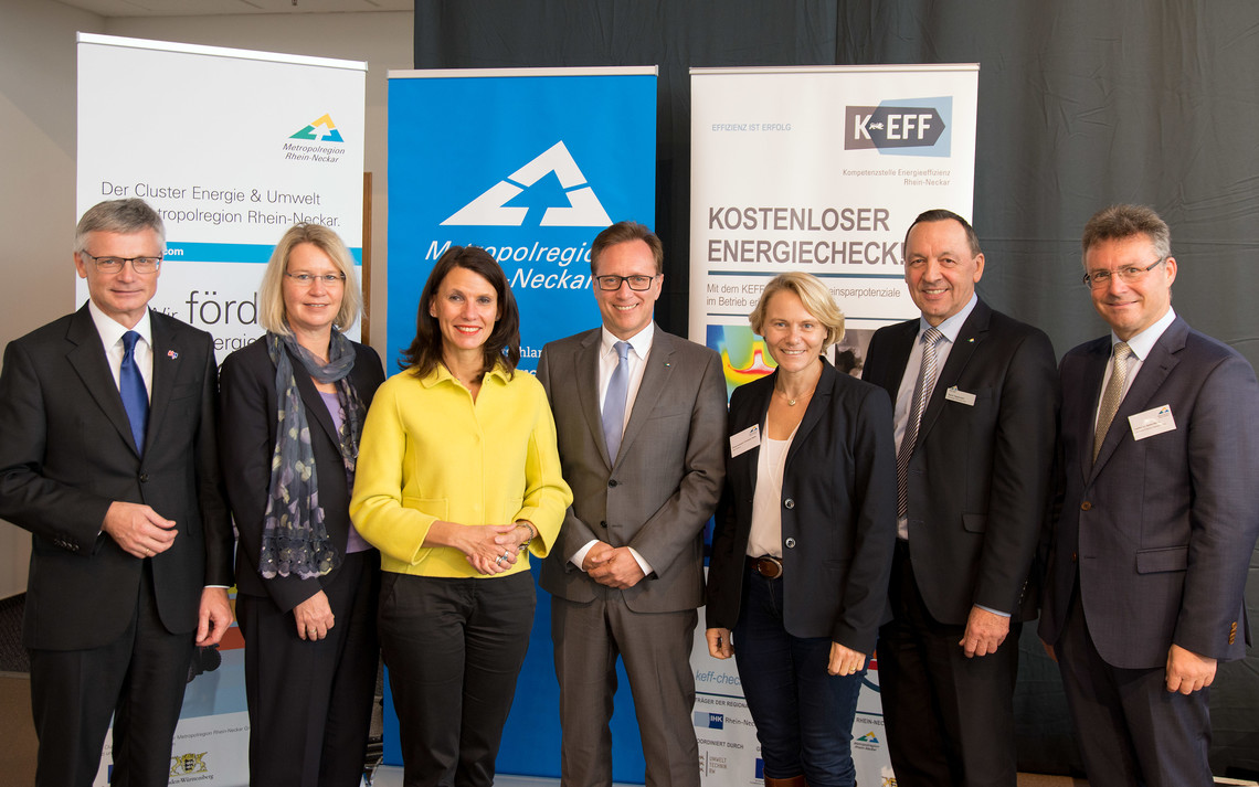 v.l.n.r.: Georg Müller (Vorstandsvorsitzender MVV Energie AG), Christine Brockmann (Geschäftsführung MRN GmbH), Rita Schwarzelühr-Sutter (MdB, Bundesumweltministerium), Ralph Schlusche (Verbandsdirektor VRRN), Christiane Staab (Bürgermeisterin Stadt Walldorf), Bernd Kappenstein (Leiter Fachbereich Energie und Mobilität, MRN GmbH), Achim Brötel (Landrat Neckar-Odenwald-Kreis) | © MRN GmbH/Schwerdt