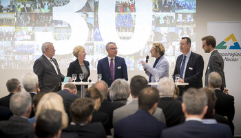 Im Rahmen der Mitgliederversammlung des ZMRN sprachen auf dem Podium (v.l.n.r) Bert Siegelmann (Vorstandsmitglied ZMRN), Nicole Walz (Geschäftsführerin CFG Fulfillment GmbH), Stefan Dallinger (stellv. Vorstandsvorsitzender ZMRN), Dr. Alexander Schubert (Geschäftsführer Historisches Museum der Pfalz), Michael Heinz (Vorstandsvorsitzender ZMRN) und Oliver Brümmer (Geschäftsführer Bruemmer Digital Ventures GmbH) über Vorhaben und Perspektiven der gemeinschaftlichen Regionalentwicklung | © ZMRN e.V. / Schwerdt Im Rahmen der Mitgliederversammlung des ZMRN sprachen auf dem Podium (v.l.n.r) Bert Siegelmann (Vorstandsmitglied ZMRN), Nicole Walz (Geschäftsführerin CFG Fulfillment GmbH), Stefan Dallinger (stellv. Vorstandsvorsitzender ZMRN), Dr. Alexander Schubert (Geschäftsführer Historisches Museum der Pfalz), Michael Heinz (Vorstandsvorsitzender ZMRN) und Oliver Brümmer (Geschäftsführer Bruemmer Digital Ventures GmbH) über Vorhaben und Perspektiven der gemeinschaftlichen Regionalentwicklung | © ZMRN e.V. / Schwerdt