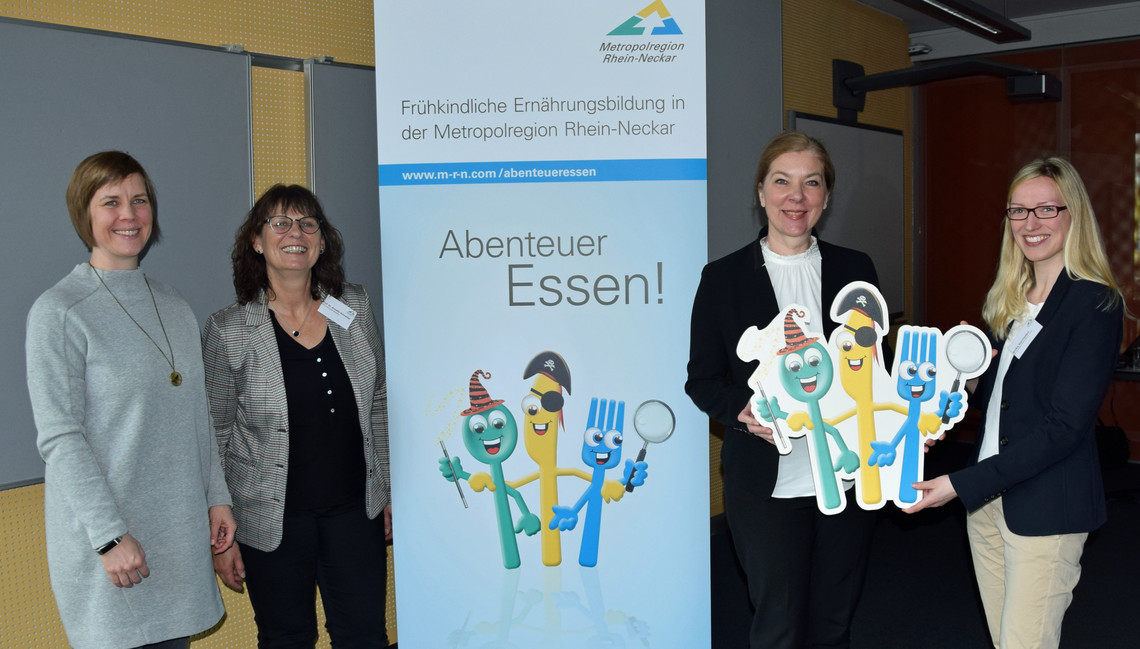 Projektübergabe Abenteuer Essen, v.l.n.r.: Verena Räsener, Prof. Annette Schneider, Prof. Carolin Sutter (alle SRH), Anika Dornieden (MRN GmbH) | © SRH Hochschule Heidelberg