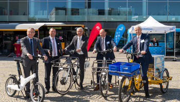 In einer Begleitausstellung zur Regionalkonferenz wurden unter anderem Lastenfahrräder mit verschiedenen Antriebstechnologien präsentiert. Von links: Stefan Dallinger (Vorsitzender Verband Region Rhein-Necker und Landrat Rhein-Neckar-Kreis), Bernd Kappenstein (Fachbereichsleiter „Energie und Mobilität“ Metropolregion Rhein-Neckar GmbH), Dr. Christoph Schnaudigel (Landrat Kreis Karlsruhe), Christian Specht (Erster Bürgermeister Mannheim und Vorsitzender Verkehrsverbund Rhein-Neckar GmbH) und Jochen Ehlgötz (Geschäftsführer TechnologieRegion Karlsruhe GmbH) | © MRN GmbH / Schwerdt In einer Begleitausstellung zur Regionalkonferenz wurden unter anderem Lastenfahrräder mit verschiedenen Antriebstechnologien präsentiert. Von links: Stefan Dallinger (Vorsitzender Verband Region Rhein-Necker und Landrat Rhein-Neckar-Kreis), Bernd Kappenstein (Fachbereichsleiter „Energie und Mobilität“ Metropolregion Rhein-Neckar GmbH), Dr. Christoph Schnaudigel (Landrat Kreis Karlsruhe), Christian Specht (Erster Bürgermeister Mannheim und Vorsitzender Verkehrsverbund Rhein-Neckar GmbH) und Jochen Ehlgötz (Geschäftsführer TechnologieRegion Karlsruhe GmbH) | © MRN GmbH / Schwerdt