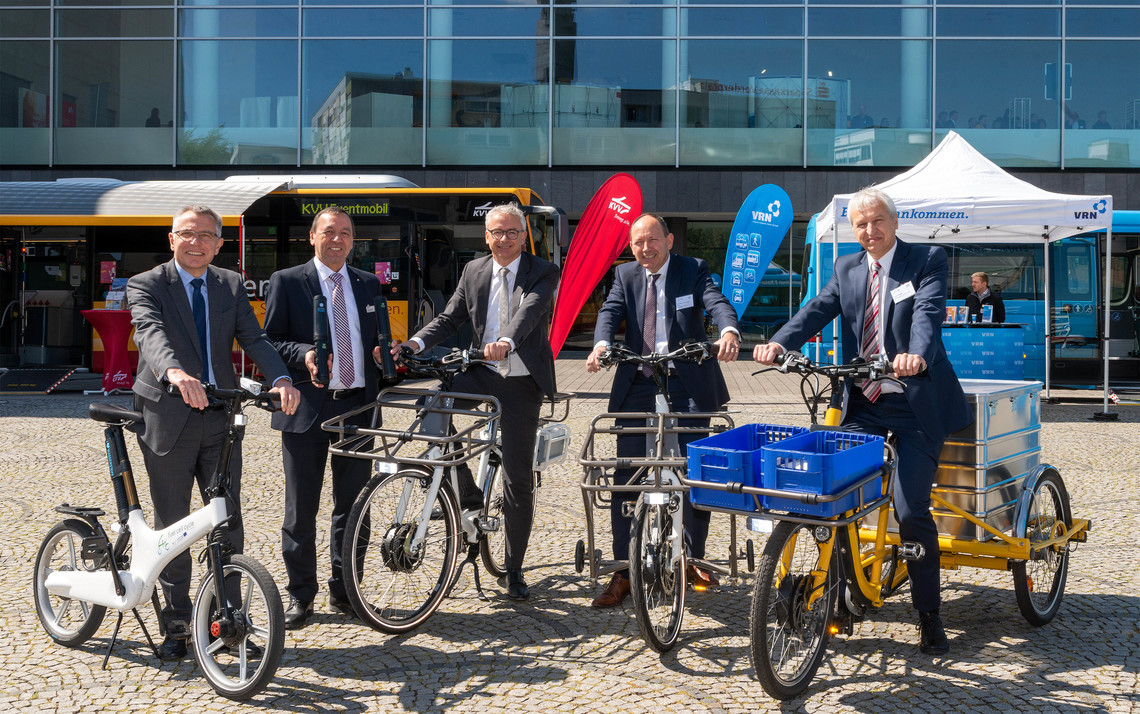 In einer Begleitausstellung zur Regionalkonferenz wurden unter anderem Lastenfahrräder mit verschiedenen Antriebstechnologien präsentiert. Von links: Stefan Dallinger (Vorsitzender Verband Region Rhein-Necker und Landrat Rhein-Neckar-Kreis), Bernd Kappenstein (Fachbereichsleiter „Energie und Mobilität“ Metropolregion Rhein-Neckar GmbH), Dr. Christoph Schnaudigel (Landrat Kreis Karlsruhe), Christian Specht (Erster Bürgermeister Mannheim und Vorsitzender Verkehrsverbund Rhein-Neckar GmbH) und Jochen Ehlgötz (Geschäftsführer TechnologieRegion Karlsruhe GmbH) | © MRN GmbH / Schwerdt