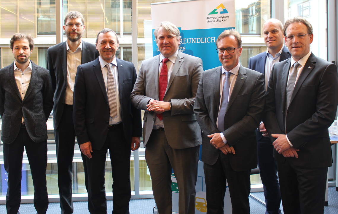 Vorstellung der Potenzialanalyse Wasserstoff in der Metropolregion Rhein-Neckar: (v.l.n.r) Alex Auf der Maur (Prognos AG), Dr. Michael Faltenbacher (thinkstep AG), Bernd Kappenstein (Metropolregion Rhein-Neckar GmbH), Andreas Kempff (IHK Rhein-Neckar), Ralph Schlusche (Verband Region Rhein-Neckar), Tobias Koch (Prognos AG) und Steffen Blaga (IHK Pfalz). | © IHK Rhein-Neckar