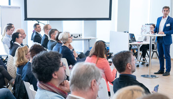 Dr. Markus Gomer, Leiter des Fachbereichs „Bildung, Gesundheit, Arbeitsmarkt“ bei der MRN GmbH präsentierte die Ansätze der Bildungsstrategie Rhein-Neckar | © Freudenberg Gruppe Dr. Markus Gomer, Leiter des Fachbereichs „Bildung, Gesundheit, Arbeitsmarkt“ bei der MRN GmbH präsentierte die Ansätze der Bildungsstrategie Rhein-Neckar | © Freudenberg Gruppe