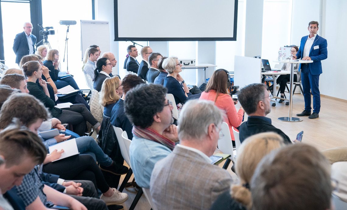 Dr. Markus Gomer, Leiter des Fachbereichs „Bildung, Gesundheit, Arbeitsmarkt“ bei der MRN GmbH präsentierte die Ansätze der Bildungsstrategie Rhein-Neckar | © Freudenberg Gruppe