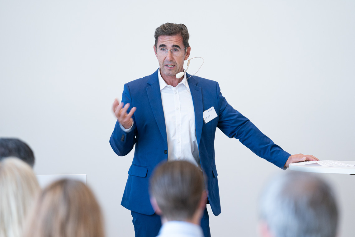 Dr. Markus Gomer, Leiter des Fachbereichs „Bildung, Gesundheit, Arbeitsmarkt“ bei der MRN GmbH präsentierte die Ansätze der Bildungsstrategie Rhein-Neckar | © Freudenberg Gruppe