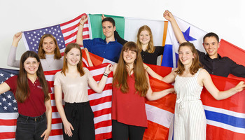 v.l.n.r. Fiona Hülsenbeck, Alina Hobert, Angela Dittes, Daniel Rodriguez Perez, Lina Hoffmann, Anna Eisenberg, Liv de Bruyn, Simon Mai (nicht mit im Bild: Merle Hauser). | © MRN GmbH v.l.n.r. Fiona Hülsenbeck, Alina Hobert, Angela Dittes, Daniel Rodriguez Perez, Lina Hoffmann, Anna Eisenberg, Liv de Bruyn, Simon Mai (nicht mit im Bild: Merle Hauser). | © MRN GmbH