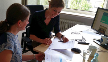 Meike Stenzel (rechts im Bild), Projektleiterin für unternehmensWert:Mensch bei der MRN GmbH, führt im Rahmen des Programms eine kostenlose Erstberatung mit interessierten Unternehmen durch. | © MRN GmbH
