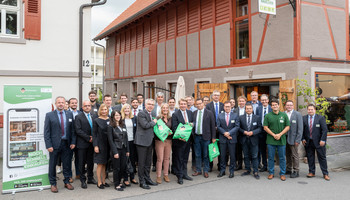 Der Parlamentarische Staatssekretär im Bundesministerium für Wirtschaft und Energie Thomas Bareiß, Landwirtschaftsminister Peter Hauk und Landrat Stefan Dallinger überzeugten sich zusammen mit vielen weiteren Gästen aus Politik, Wirtschaft und Verwaltung von der Nahversorgung der Zukunft. | © Rhein-Neckar-Kreis / Dorothea Burkhardt Der Parlamentarische Staatssekretär im Bundesministerium für Wirtschaft und Energie Thomas Bareiß, Landwirtschaftsminister Peter Hauk und Landrat Stefan Dallinger überzeugten sich zusammen mit vielen weiteren Gästen aus Politik, Wirtschaft und Verwaltung von der Nahversorgung der Zukunft. | © Rhein-Neckar-Kreis / Dorothea Burkhardt