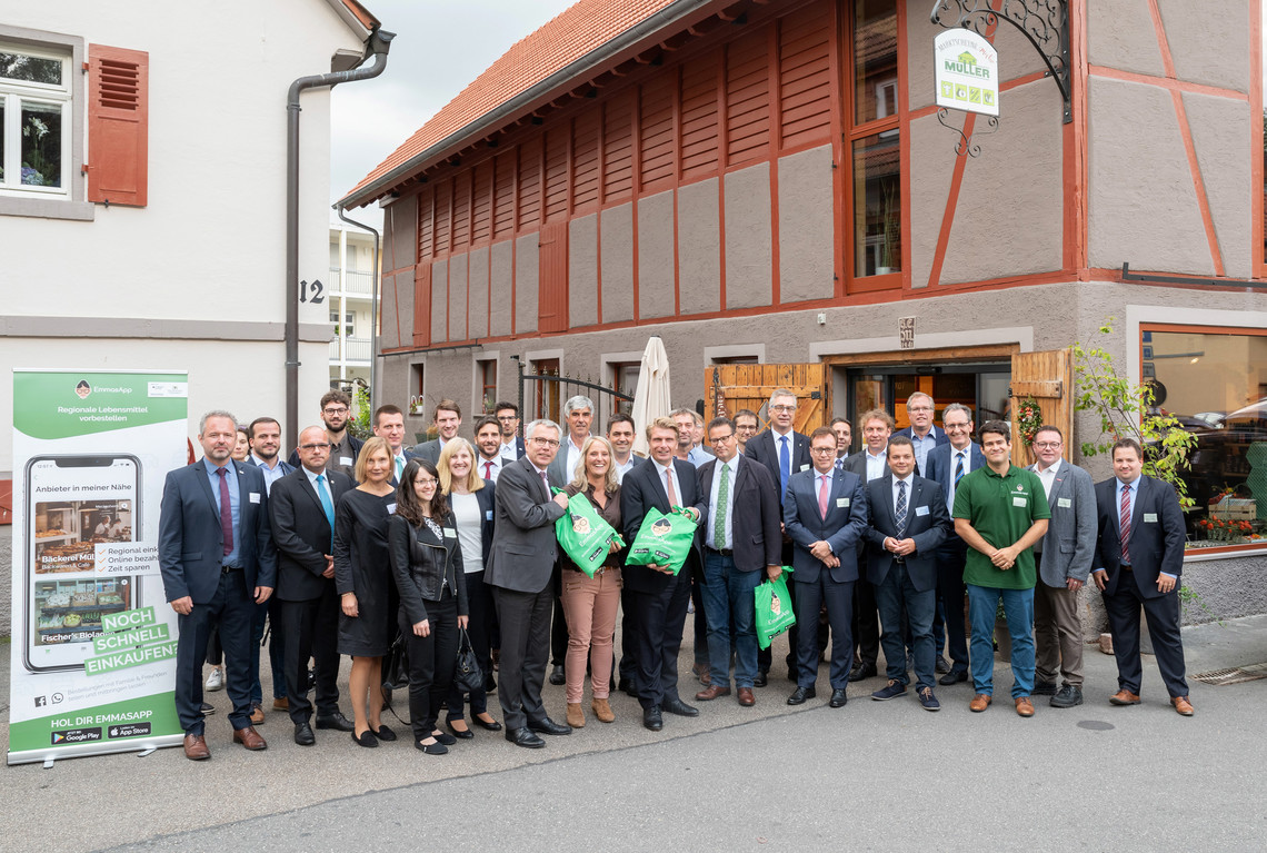 Der Parlamentarische Staatssekretär im Bundesministerium für Wirtschaft und Energie Thomas Bareiß, Landwirtschaftsminister Peter Hauk und Landrat Stefan Dallinger überzeugten sich zusammen mit vielen weiteren Gästen aus Politik, Wirtschaft und Verwaltung von der Nahversorgung der Zukunft. | © Rhein-Neckar-Kreis / Dorothea Burkhardt