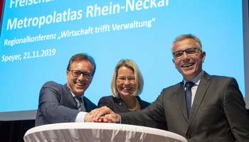 Freischaltung des Metropolatlas Rhein-Neckar durch Ralph Schlusche, Dr. Christine Brockmann und Stefan Dallinger (v.l.) | © MRN GmbH/Schwerdt Freischaltung des Metropolatlas Rhein-Neckar durch Ralph Schlusche, Dr. Christine Brockmann und Stefan Dallinger (v.l.) | © MRN GmbH/Schwerdt