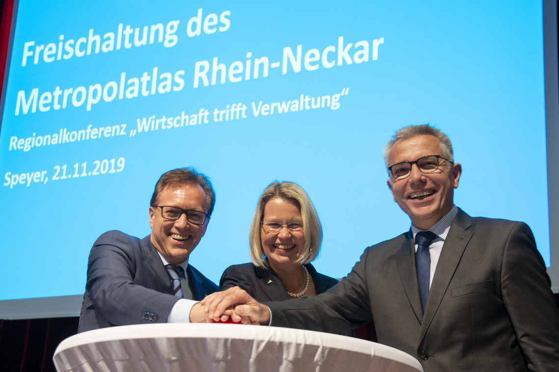 Freischaltung des Metropolatlas Rhein-Neckar durch Ralph Schlusche, Dr. Christine Brockmann und Stefan Dallinger (v.l.) | © MRN GmbH/Schwerdt