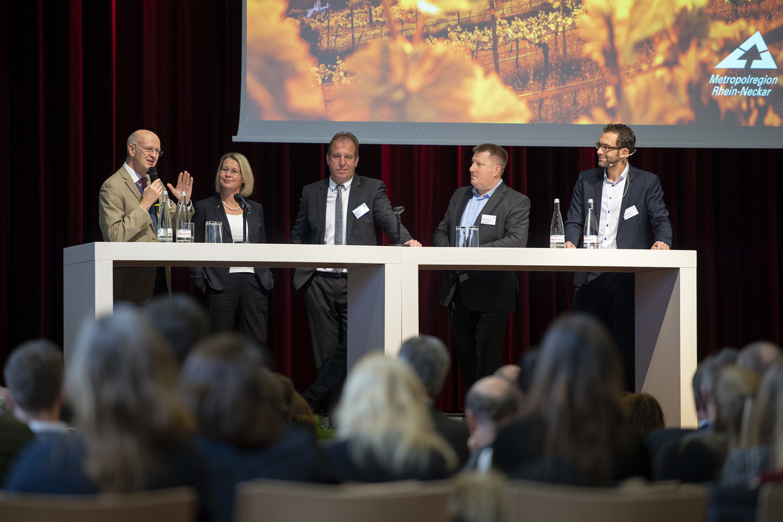 Im Gespräch zu Stand und Perspektiven des E-Government in Rhein-Neckar: Eberhard Wurster, Dr. Christine Brockmann, Randolf Stich, Thomas Wieland und Moderator Guido Gehrt. | © MRN GmbH/Schwerdt