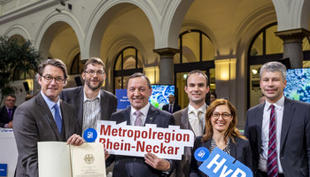 Übergabe der mit 20 Mio. Euro Fördergeld verbundenen Urkunde im Bundeswettbewerb „HyLand“ an die Vertreter des Konsortiums „H2 Rivers“: (v.l.n.r.) Verkehrsminister Andreas Scheuer, Dr. Michael Faltenbacher (Thinkstep AG), Bernd Kappenstein (Konsortialführer „H2 Rivers“, MRN GmbH), Dr. Manuel Schaloske (e-mobil BW), Dr. Marie-Eve Reinert (Steinbeis-Europa-Zentrum, Stuttgart) und Steffen Bilger (Parl. Staatssekretär im BMVI). | © NOW GmbH/Franz Josef Übergabe der mit 20 Mio. Euro Fördergeld verbundenen Urkunde im Bundeswettbewerb „HyLand“ an die Vertreter des Konsortiums „H2 Rivers“: (v.l.n.r.) Verkehrsminister Andreas Scheuer, Dr. Michael Faltenbacher (Thinkstep AG), Bernd Kappenstein (Konsortialführer „H2 Rivers“, MRN GmbH), Dr. Manuel Schaloske (e-mobil BW), Dr. Marie-Eve Reinert (Steinbeis-Europa-Zentrum, Stuttgart) und Steffen Bilger (Parl. Staatssekretär im BMVI). | © NOW GmbH/Franz Josef