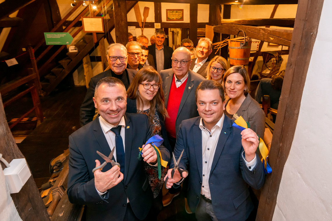 Gruppenbild, zwei Personen halten Scheren in der Hand  | © VRRN /Schwerdt