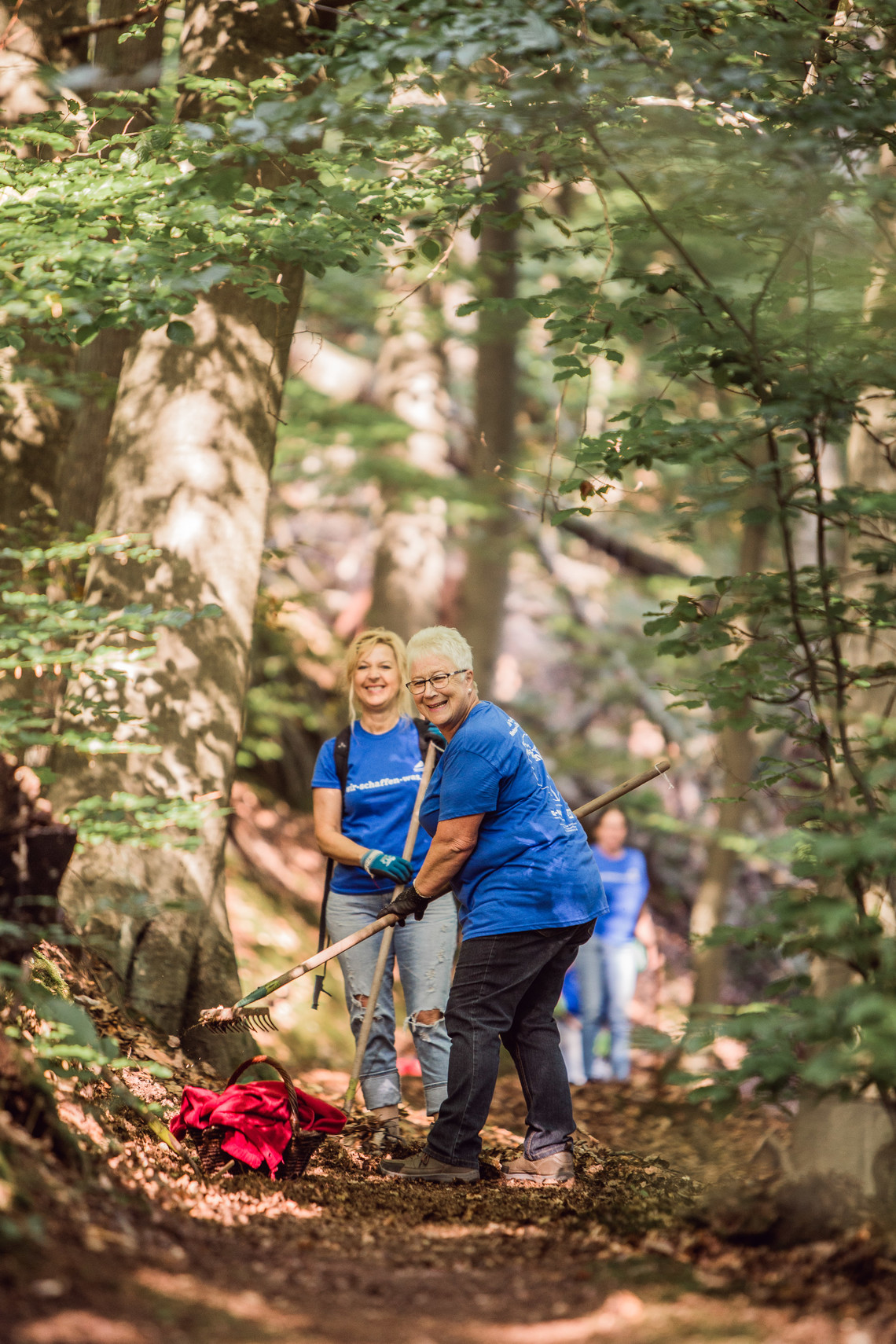 Personen arbeiten im Wald  | © MRN GmbH