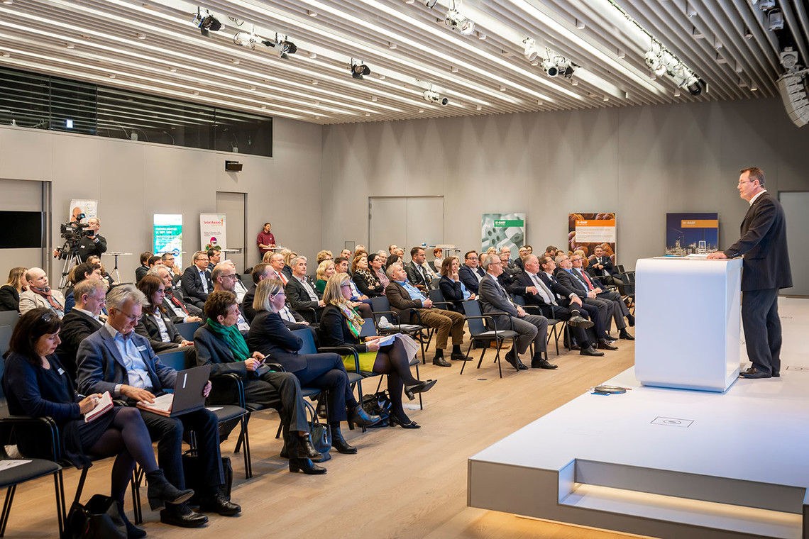 Eine Person steht auf der Bühne und spricht mit dem Publikum | © ZMRN e.V.