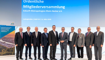 ZMRN-Vorstand 2020 (v.l.): Hans-Ulrich Ihlenfeld, Claus Haberda, Manfred Schnabel, Matthias Baaß, Michael Heinz (Vorsitzender), Stefan Dallinger (stv. Vorsitzender), Eckart Würzner, Hans-Dieter Schneider, Tilmann Krauch, Albrecht Hornbach. (Es fehlten: Bernhard Eitel, Peter Kurz, Georg Müller, Luka Mucic, Markwart von Pentz und Jutta Steinruck) | © ZMRN e.V. ZMRN-Vorstand 2020 (v.l.): Hans-Ulrich Ihlenfeld, Claus Haberda, Manfred Schnabel, Matthias Baaß, Michael Heinz (Vorsitzender), Stefan Dallinger (stv. Vorsitzender), Eckart Würzner, Hans-Dieter Schneider, Tilmann Krauch, Albrecht Hornbach. (Es fehlten: Bernhard Eitel, Peter Kurz, Georg Müller, Luka Mucic, Markwart von Pentz und Jutta Steinruck) | © ZMRN e.V.