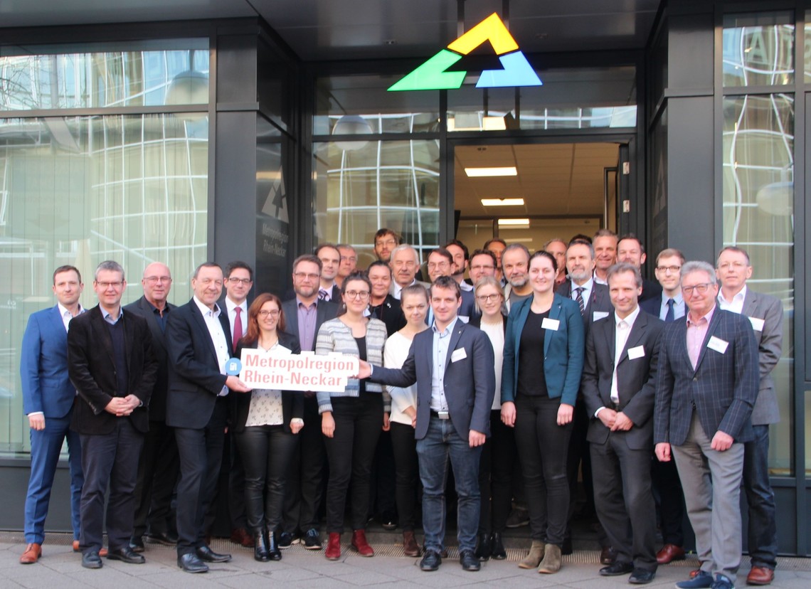 Gruppenbild vor dem Gebäude der Region | © MRN GmbH