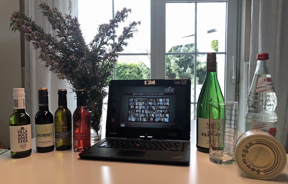 Laptop inmitten mehrerer Flaschen Wein  | © Graf Events
