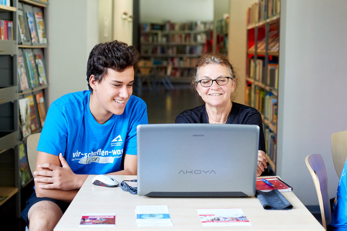 zwei Personen schauen gemeinsam in einen Laptop | © MRN GmbH