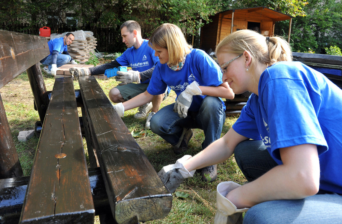 Personen restaurieren Sitzbank im Wald  | © MRN GmbH