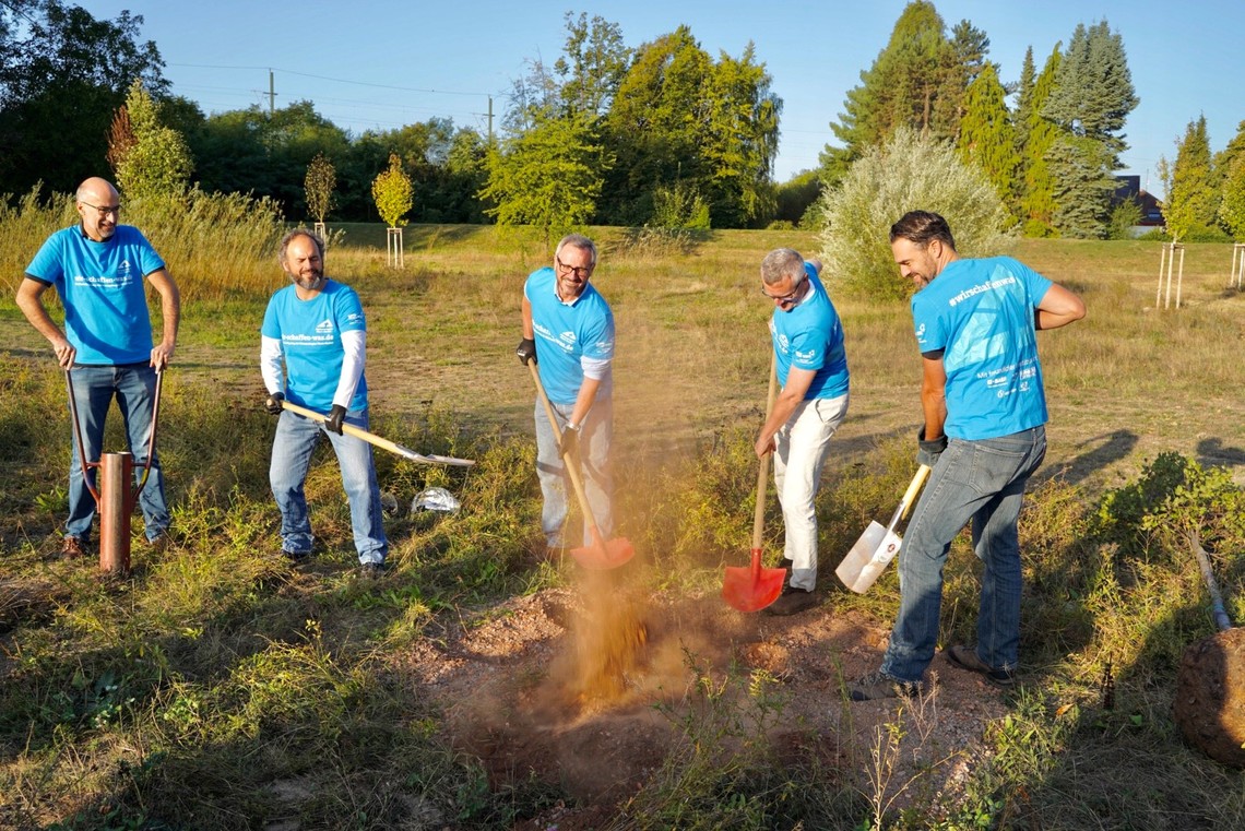 Personen arbeiten auf dem Feld  | © ZMRN e.V.