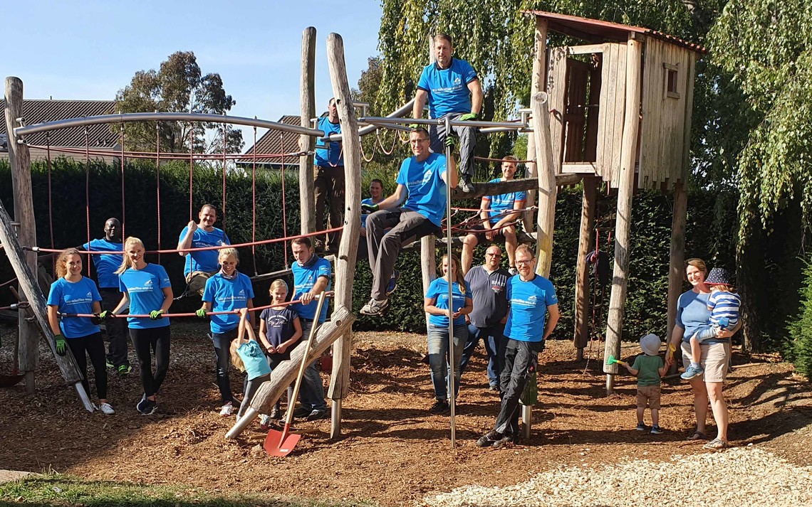 Gruppenbild auf dem Spielplatz  | © ZMRN e.V.