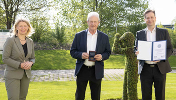 Dietmar Hopp (Mitte) erhält den Carl-Theodor-Preis der Metropolregion Rhein-Neckar, daneben Kirsten Korte (Geschäftsführerin ZMRN e.V. und Luka Mucic (Vorstandsmitglied ZMRN e.V.) | © ZMRN e.V./Schwerdt Dietmar Hopp (Mitte) erhält den Carl-Theodor-Preis der Metropolregion Rhein-Neckar, daneben Kirsten Korte (Geschäftsführerin ZMRN e.V. und Luka Mucic (Vorstandsmitglied ZMRN e.V.) | © ZMRN e.V./Schwerdt