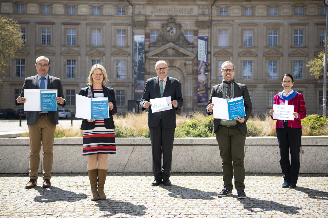 v.l.n.r.: Prof. Dr. Klaus Beck (Hochschule Mannheim, Dekan Fakultät Elektrotechnik) - Dr. Christine Brockmann (Geschäftsführerin Metropolregion Rhein-Neckar GmbH) - Dr. Michael Meister (Parlamentarischer Staatssekretär, Bundesministerium für Bildung und Forschung) - Dirk Grunert (Bürgermeister für das Dezernat III Bildung, Jugend und Gesundheit der Stadt Mannheim) - Christiane Ram (Fachbereichsleitung, Fachbereich für Wirtschafts- und Strukturförderung der Stadt Mannheim) | © Schwerdt/MRN GmbH