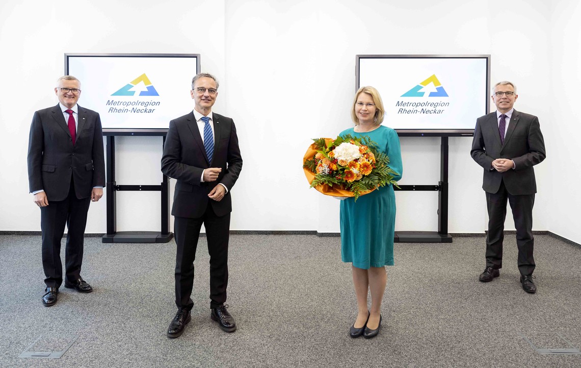 vier Personen in der MRN; Frau Dr. Brockmann hält Blumen in der Hand | © MRN GmbH