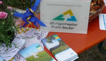 Regionalparkforum | © VRRN / CP Tisch mit Flyern zum Thema Landschaft und MRN-Logo | © VRRN / CP