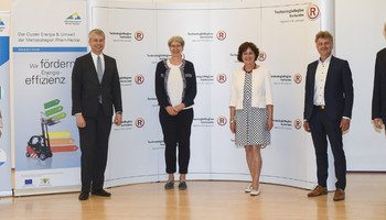 (v.l.) Dr. Doris Wittneben Bereichsleiterin Zukunftsfelder und Innovation, Metropolregion Rhein-Neckar GmbH, Steffen Bilger, MdB, Parlamentarischer Staatssekretär beim Bundesminister für Verkehr und digitale Infrastruktur, Elke Zimmer, MdL, Staatssekretärin im Ministerium für Verkehr Baden-Württemberg, Margret Mergen, Oberbürgermeisterin der Stadt Baden-Baden und Stlv. Vorsitzende der Wirtschaftsregion Mittelbaden, Dr. Frank Mentrup, Oberbürgermeister der Stadt Karlsruhe und Vorsitzender des Aufsichtsrats der TechnologieRegion Karlsruhe GmbH, Jochen Ehlgötz, Geschäftsführer der TechnologieRegion Karlsruhe GmbH (Quelle: TechnologieRegion Karlsruhe GmbH) | © TechnologieRegion_Karlsruhe (v.l.) Dr. Doris Wittneben Bereichsleiterin Zukunftsfelder und Innovati-on, Metropolregion Rhein-Neckar GmbH, Steffen Bilger, MdB, Parla-mentarischer Staatssekretär beim Bundesminister für Verkehr und di-gitale Infrastruktur, Elke Zimmer, MdL, Staatssekretärin im Ministerium für Verkehr Baden-Württemberg, Margret Mergen, Oberbürgermeiste-rin der Stadt Baden-Baden und Stlv. Vorsitzende der Wirtschaftsregi-on Mittelbaden, Dr. Frank Mentrup, Oberbürgermeister der Stadt Karlsruhe und Vorsitzender des Aufsichtsrats der TechnologieRegion Karlsruhe GmbH, Jochen Ehlgötz, Geschäftsführer der Technologie-Region Karlsruhe GmbH (Quelle: TechnologieRegion Karlsruhe GmbH) | © TechnologieRegion_Karlsruhe