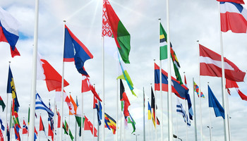 viel Flaggen unterschiedlicher Länder im Wind  | © unsplash