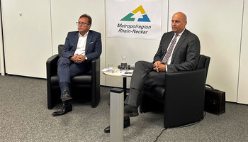 Veranstaltung "Metropolregionen nach Covid - Chancen gestalten" | © VRRN / LH Verbandsdirektor Ralph Schlusche sitzt auf einem Sessel und blickt nach links | © VRRN / LH