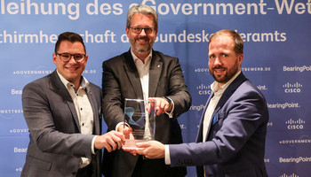 v.l.n.r.: Marvin Baldauf (MRN GmbH), Patrick Burghardt (CIO Hessen), Dr. Alexander Bode (KommunalCampus eG) bei der Preisverleihung des eGovernment-Wettbewerbs | © Konstantin Gastmann Drei Männer halten einen Preis in die Kamera | © Konstantin Gastmann