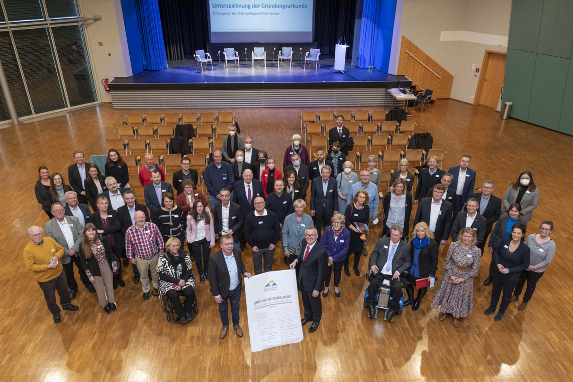 Gruppenbild von oben auf die Teilnehmer*innen | © ZMRN